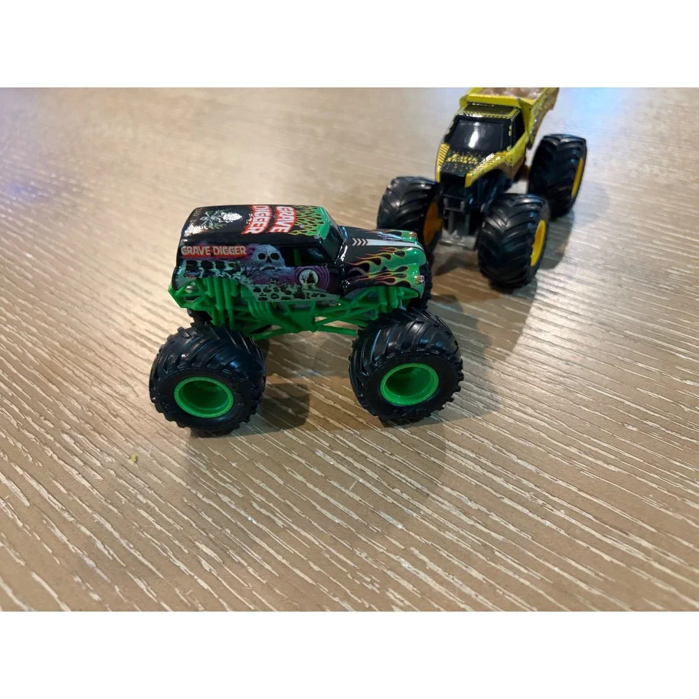 Monster Jam Grave Digger & EarthShaker 1:64 Die‎ Cast Monster Truck Lot 2